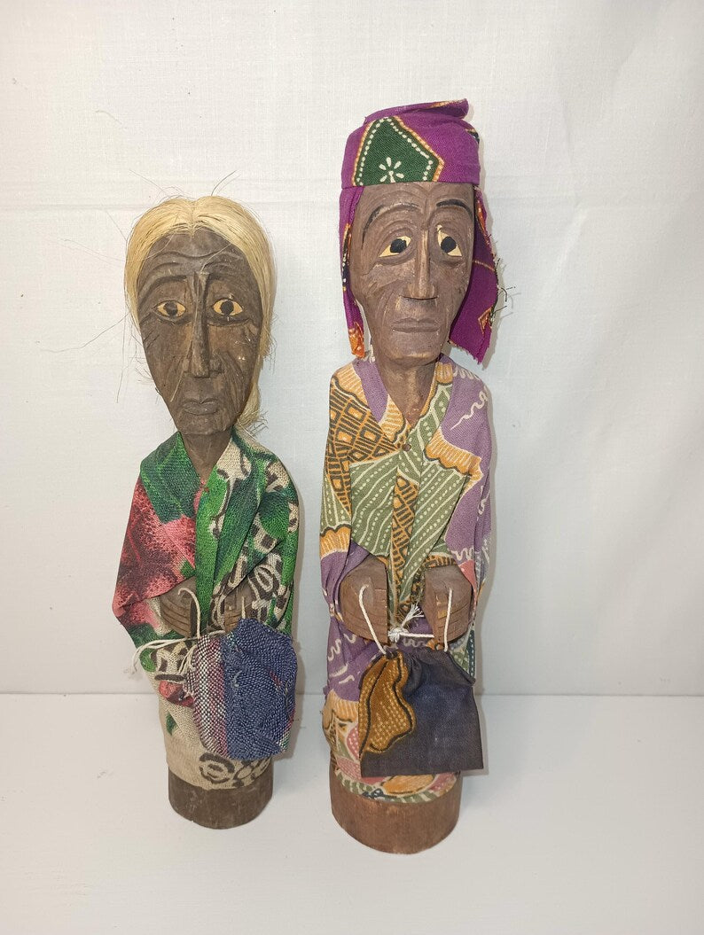 2 figurines d'art populaire balinais. 5 x 25 cm