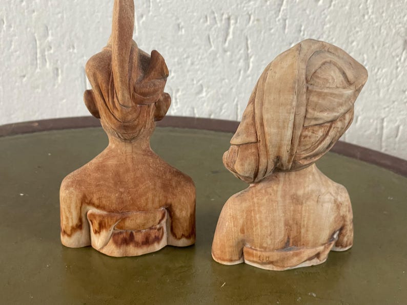 Set of 2 pair of teak wood busts, man and woman. Wood carving, Bali, Indonesia. Very detailed, in good condition. Circa 1960.